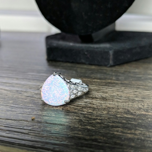 Stunning fire in cubic zirconia cocktail ring. - Picture 2 of 3